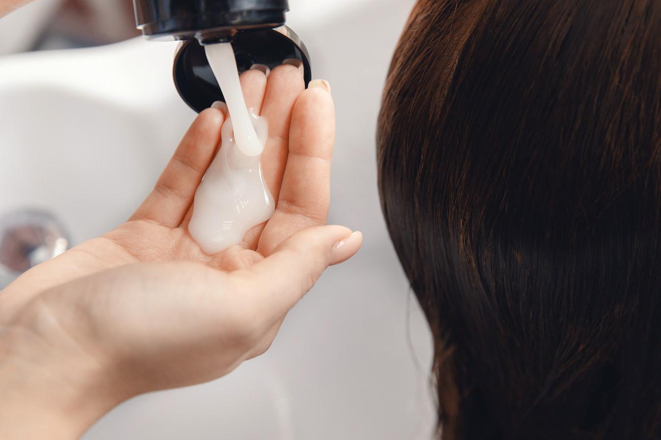 Чтобы реже мыть голову, постарайтесь подобрать подходящие средства для мытья и ухода без агрессивных компонентов
