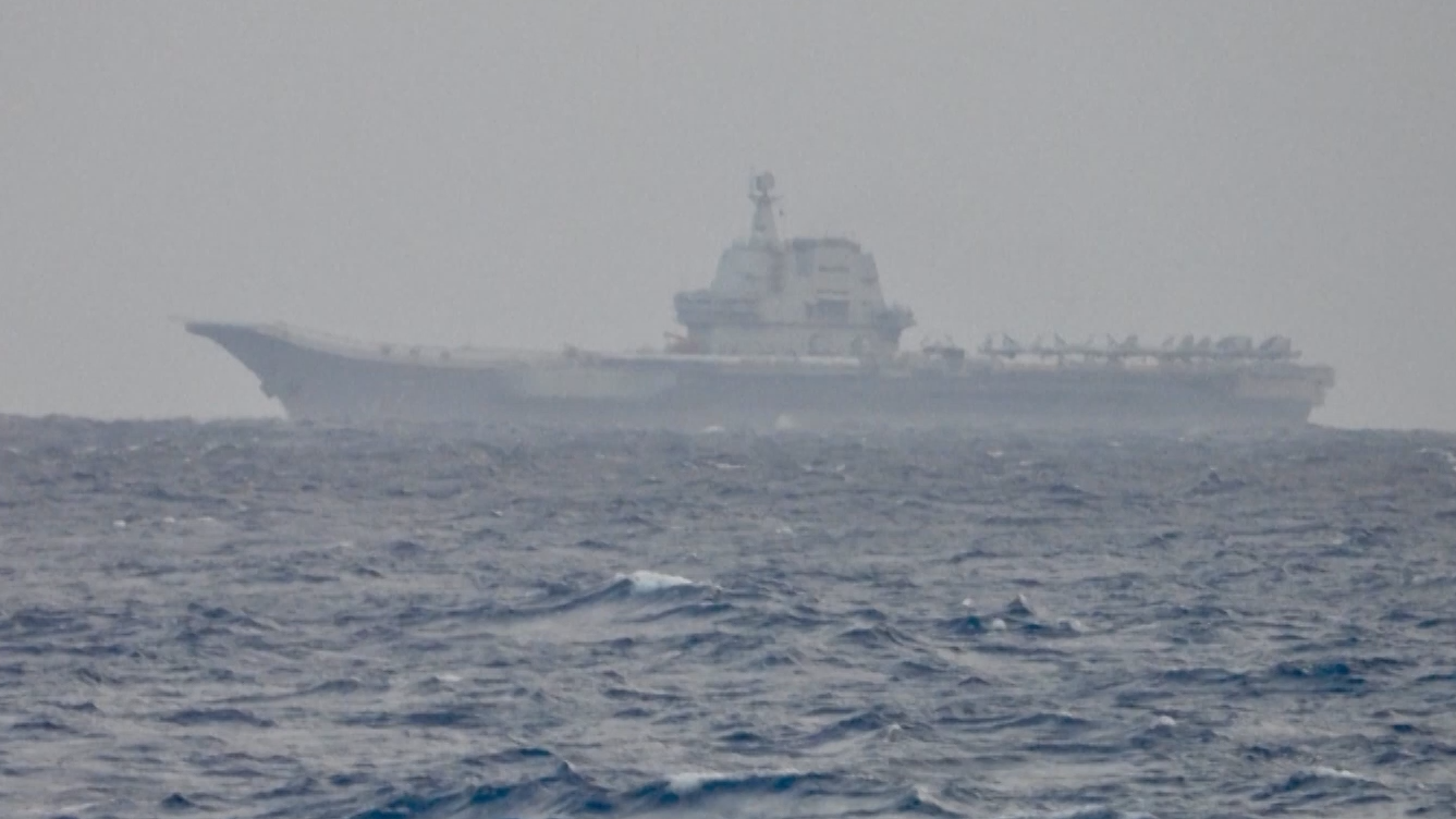 Китай привлек к учениям у Тайваня авианосец, похожий на российский. Видео