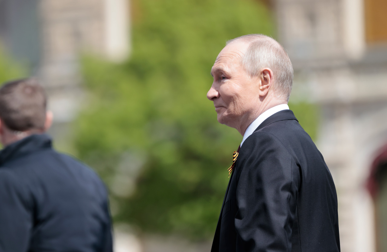 Объехав парадные расчеты, министр обороны доложил верховному главнокомандующему о готовности к параду. После чего президент России произнес речь, в которой отметил вклад всех народов СССР в Победу, а также заявил, что страна «помнит уроки Второй мировой войны и никогда не согласится с искажением ее событий». За речью президента последовала минута молчания.
Президент России Владимир Путин в качестве верховного главнокомандующего принял парад в 22-й раз.