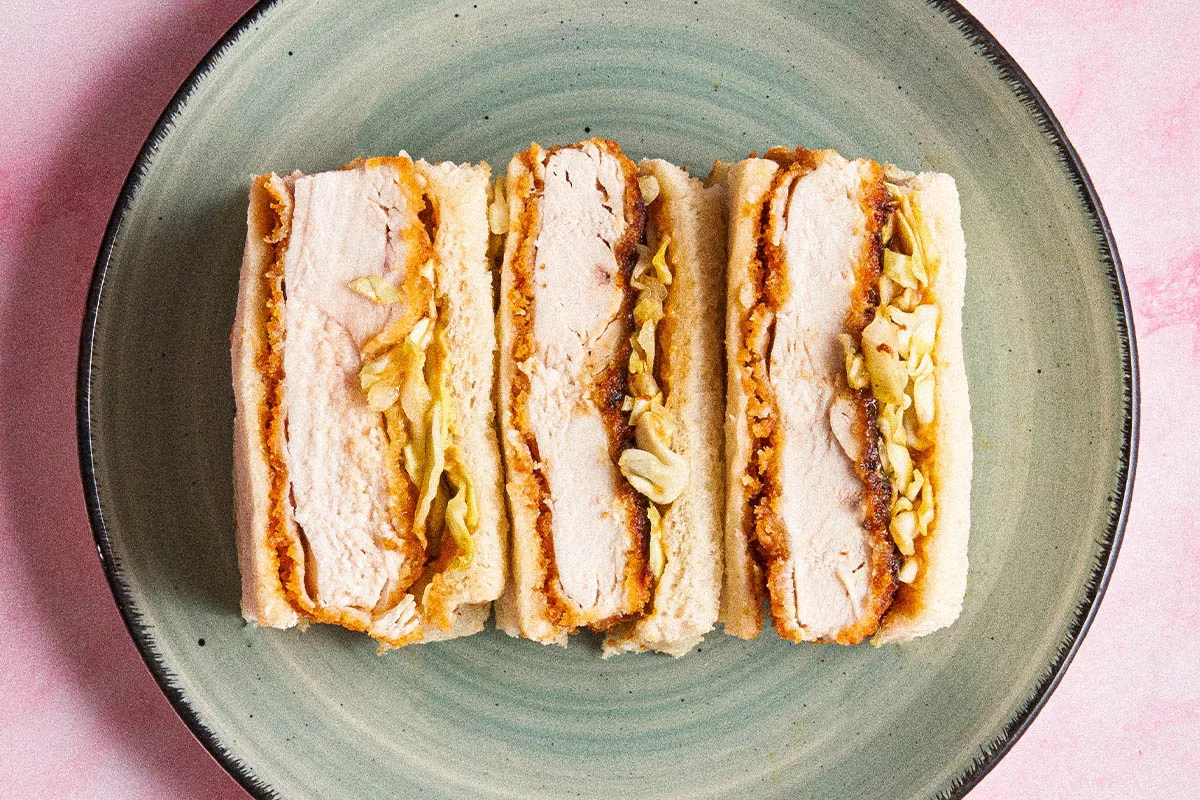 Самый яркий пример последнего десятилетия — японский кацу-сандо, сэндвич из панированной котлеты тонкацу в мягком молочном хлебе