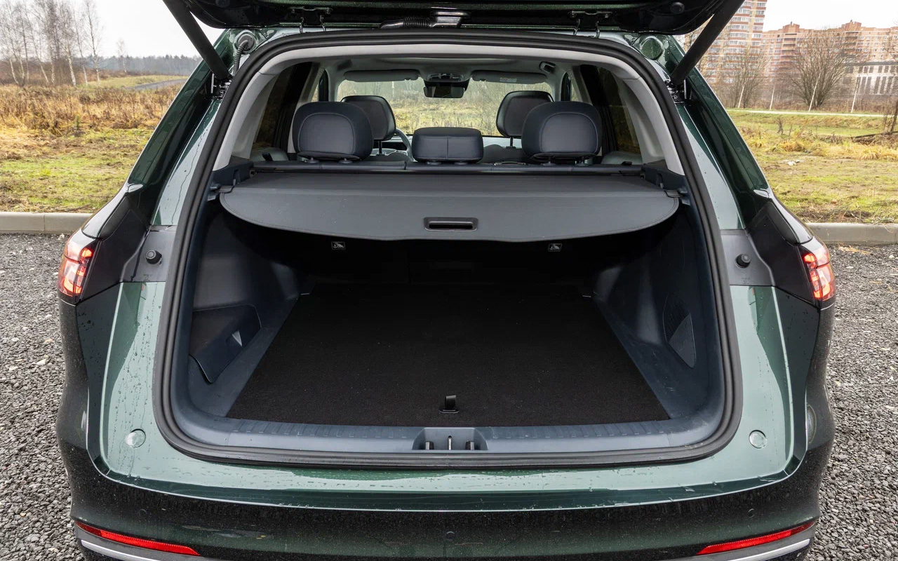 Объем багажника у гибридного Geely EX5 EM-i солидный — 528 л, но в нем нет розеток ни на 12, ни на 220 В. Спасибо за рулонную шторку!