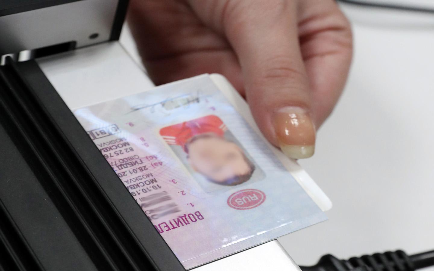 В России массово подделывали права и не только. Что случилось