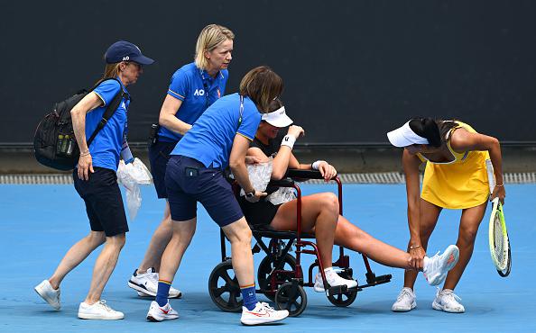 Канадскую теннисистку увезли с корта Australian Open на коляске