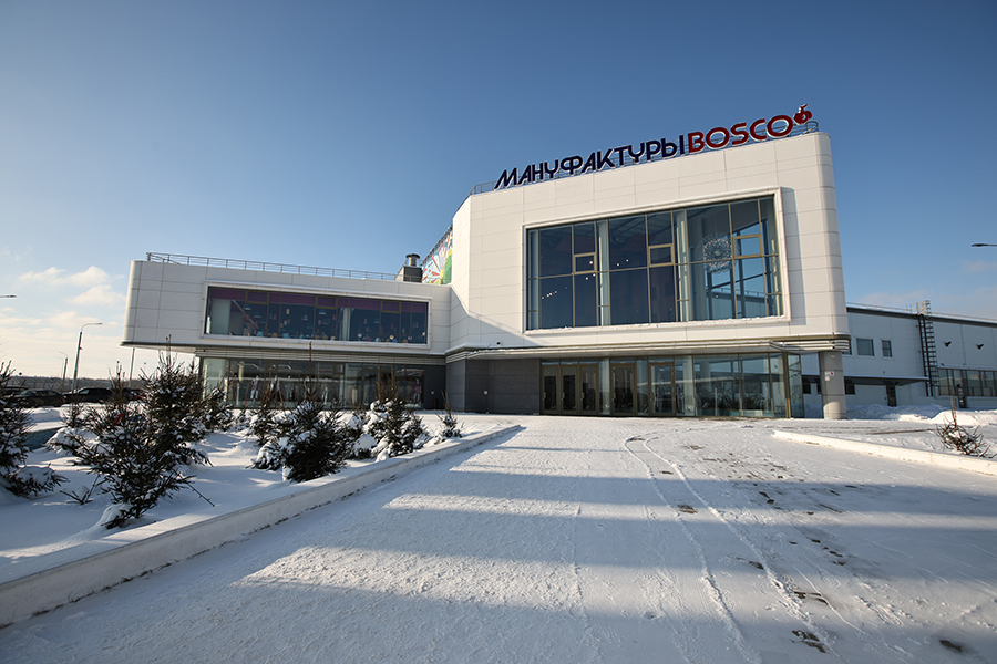 Олимпийский комитет России (ОКР) и компания Bosco di Ciliegi подписали контракт о поставке формы для сборных России. Церемония прошла в Калуге на фабрике &laquo;Мануфактуры Bosco&raquo;. Свои подписи поставили гендиректор ОКР Роман Крамарь и исполнительный директор &laquo;Мануфактуры Bosco&raquo; Юлия Демидова.