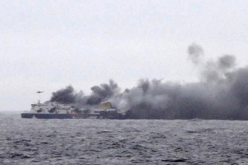 Над итальянским паромом Norman Atlantic развеваются клубы дыма. Снимок сделан с соседнего корабля.



Изображение греческого телеканала Skai.
