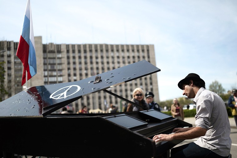 Донецк - Немецкий пианист Давиде Мартелло играет в поддержку пророссийских активистов недалеко от занятого ими административного здания.