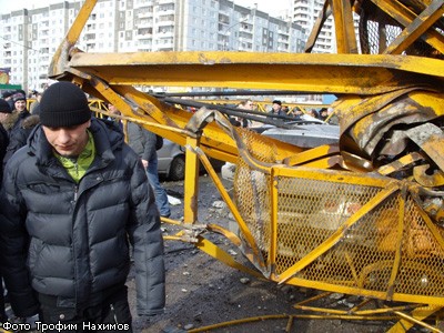 В Красноярске башенный кран упал на проезжую часть