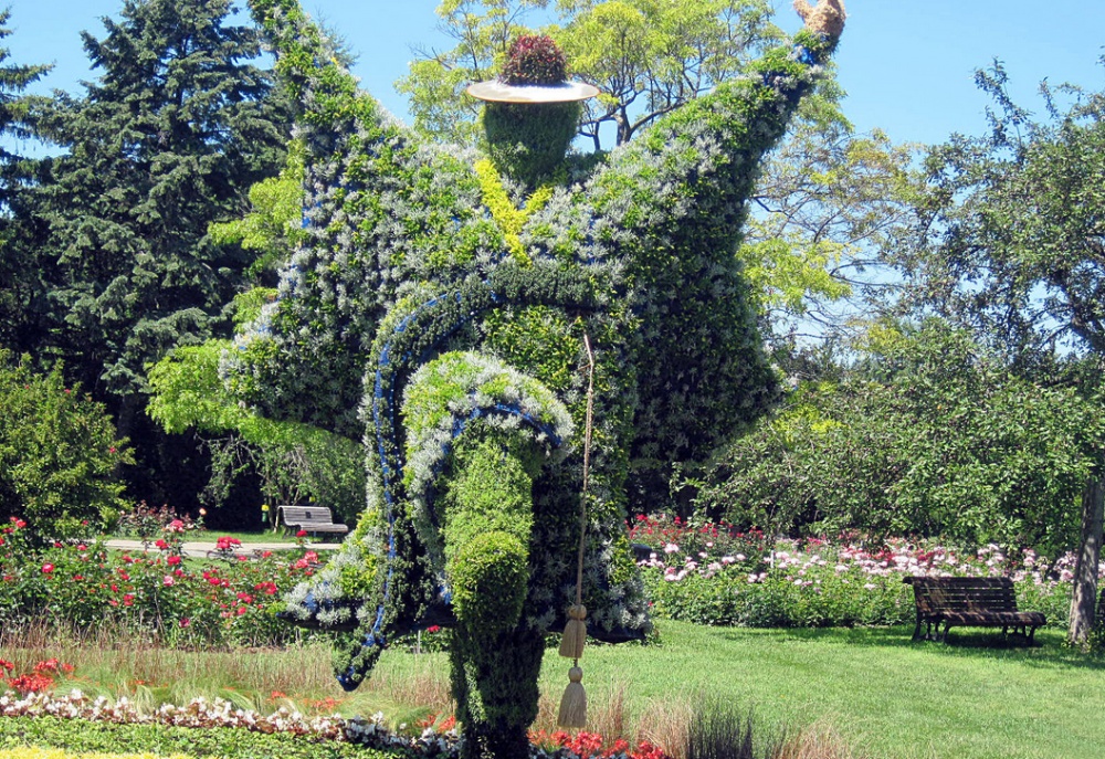 Гигантские скульптуры из цветов "захватили" Монреаль