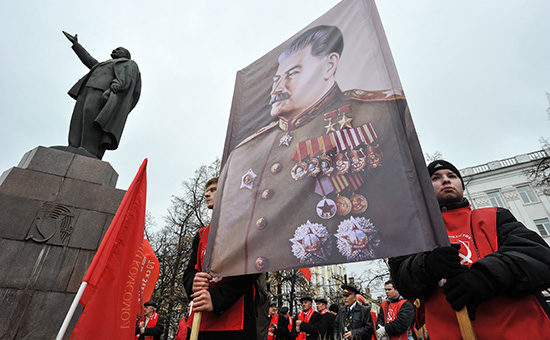 Участники шествия КПРФ, приуроченного к&nbsp;97-й годовщине Великой Октябрьской социалистической революции, 2014 год
