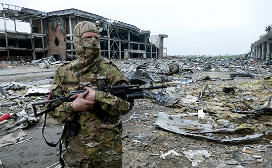 Ополченец ДНР на территории Донецкого аэропорта. 3 июня 2016 года


