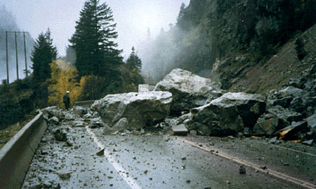 В Северной Осетии на дорогу упала скала, отрезав от мира 6 сел