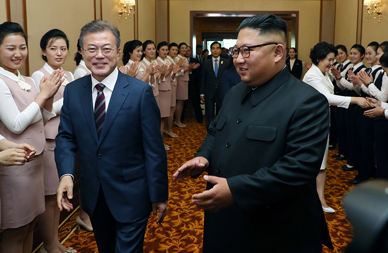 Президент Южной Кореи Мун Чжэ Ин и лидер КНДР Ким Чен Ын&nbsp; на Третьем межкорейском саммите в КНДР