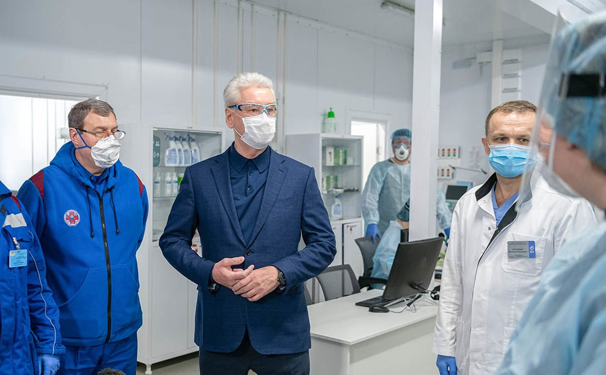 Сергей Собянин (в центре) во время осмотра временного госпиталя