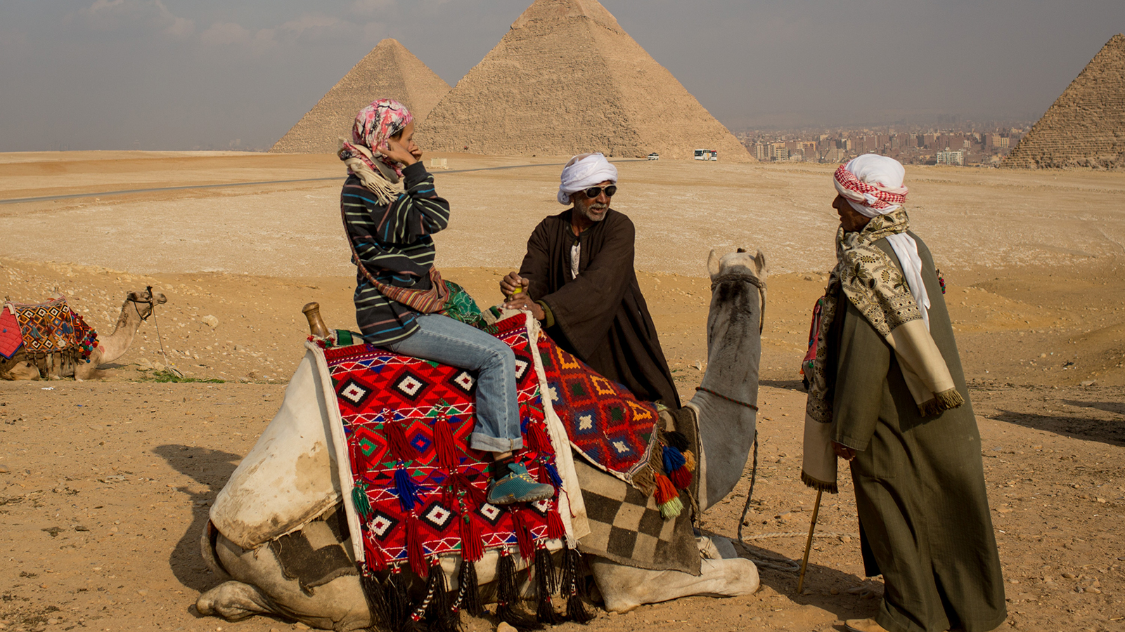 <p>Туристы на фоне пирамид&nbsp;Гизы</p>