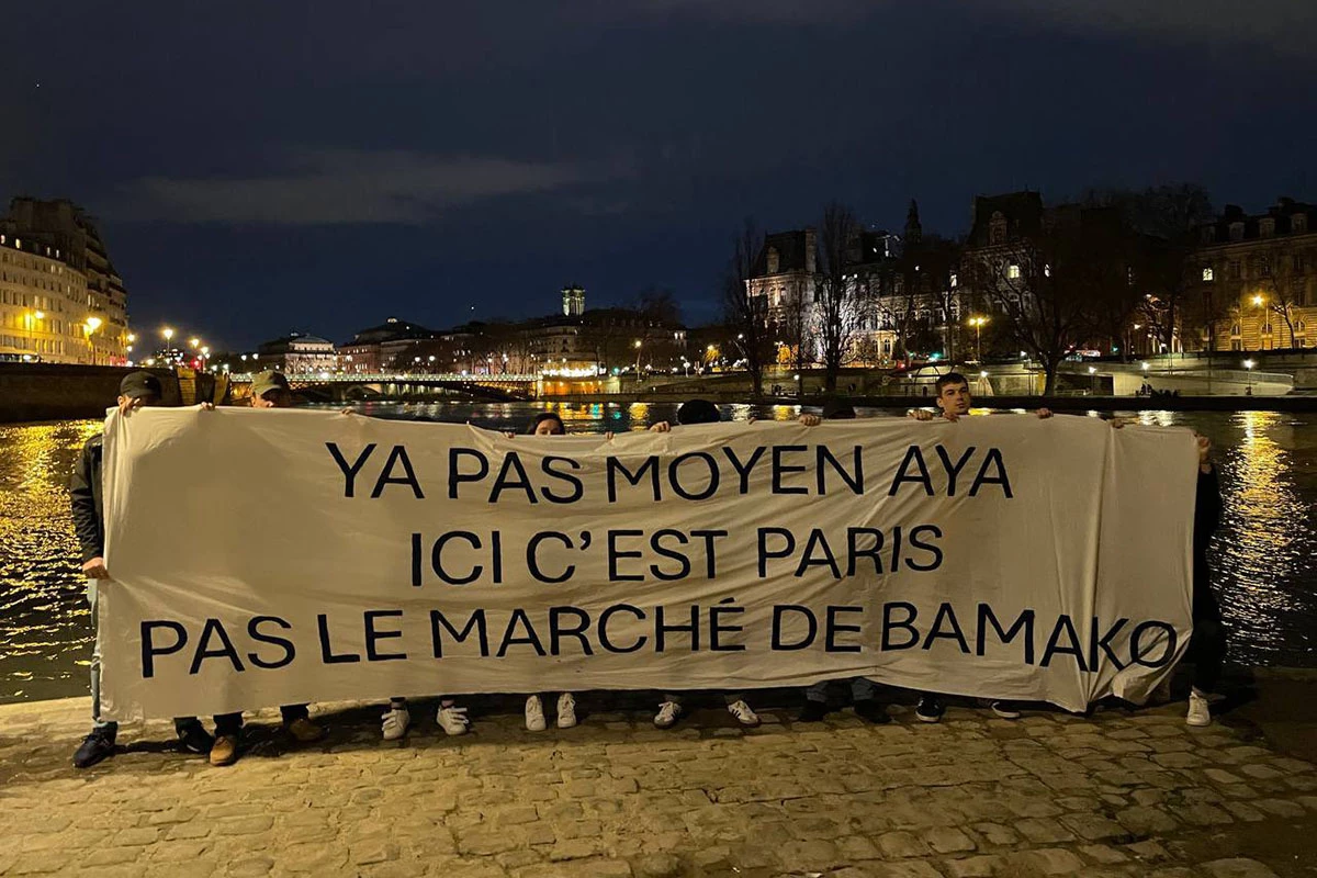 <p>Члены ультраправого движения The Natives вывесили на берегу Сены плакат&nbsp;с надписью: &laquo;Ни за что, Ая, это Париж, а не рынок Бамако&raquo;</p>