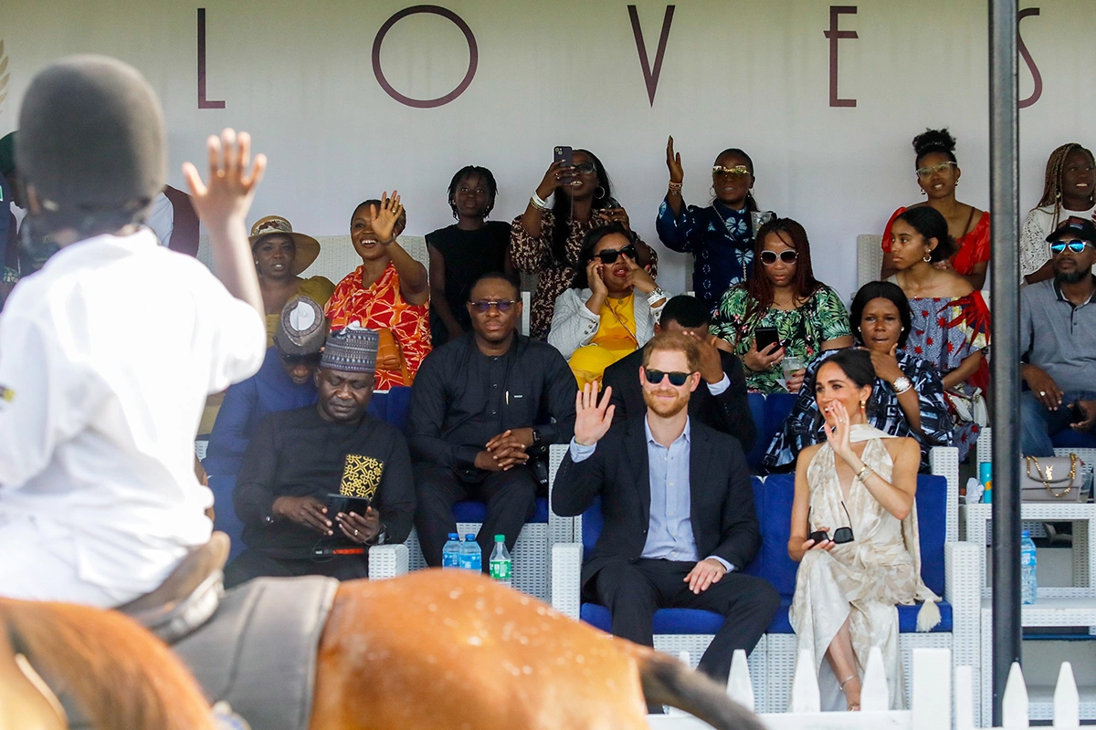 <p>Принц Гарри и Меган Маркл во время поездки в Нигерию</p>
