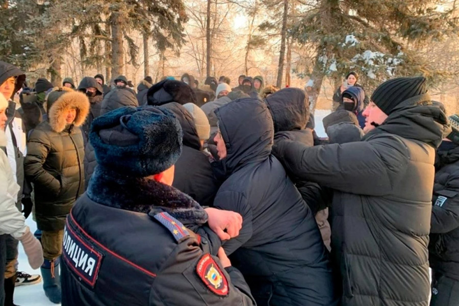 17 января беспорядки произошли в Баймаке (Башкирия), где местного жителя Фаиля Алсынова приговорили к четырем годам заключения по делу о возбуждении ненависти. Недовольные приговором возле здания суда атаковали сотрудников правоохранительных органов, полиция в ответ применила слезоточивый газ и светошумовые гранаты. Следственный комитет позднее сообщил о возбуждении дел по ч. 1 и 2 ст. 212&nbsp;и ч. 1 ст. 318 УК (применение насилия в отношении представителя власти).