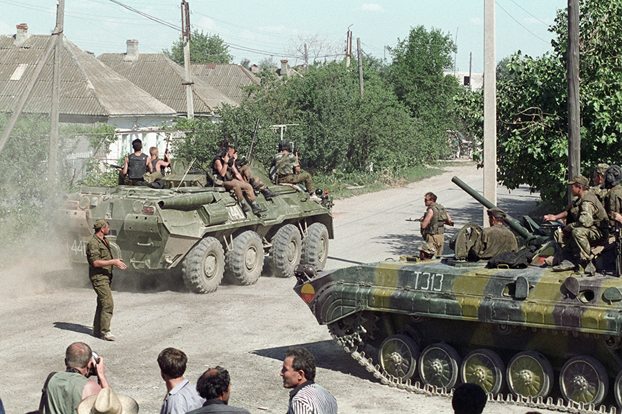 В ночь на 14 июня 1995 года три &laquo;КАМАЗа&raquo; в сопровождении легковушки, замаскированной под автомобиль милиции, пересекли границу Чечни и Ставрополья.

В машинах находились 195 боевиков под руководством полевого командира Шамиля Басаева. По одной из версий, целью террористов был военный аэродром в Минводах. Они собирались захватить самолет и &laquo;лететь бомбить Кремль&raquo;, заявил глава ФСБ Сергей Степашин.

&laquo;Дней за пять-шесть до этого мне поступала информация о готовящемся теракте&nbsp;&mdash; без подробностей,&nbsp;&mdash; вспоминал Степашин в автобиографии &laquo;Пойти в политику и вернуться&raquo;.&nbsp;&mdash; Информация была надежной. &lt;...&gt; Получив тревожную информацию, я написал записку [президенту Борису] Ельцину. Потом после теракта на заседании Совбеза напомнил про это. &lt;...&gt; Про то, что террористы прошли благодаря милиции, тогда говорить не стал. &lt;...&gt; Теперь это общеизвестный факт&raquo;. По его словам, прорваться в Ставропольский край боевикам удалось, подкупив милиционеров.