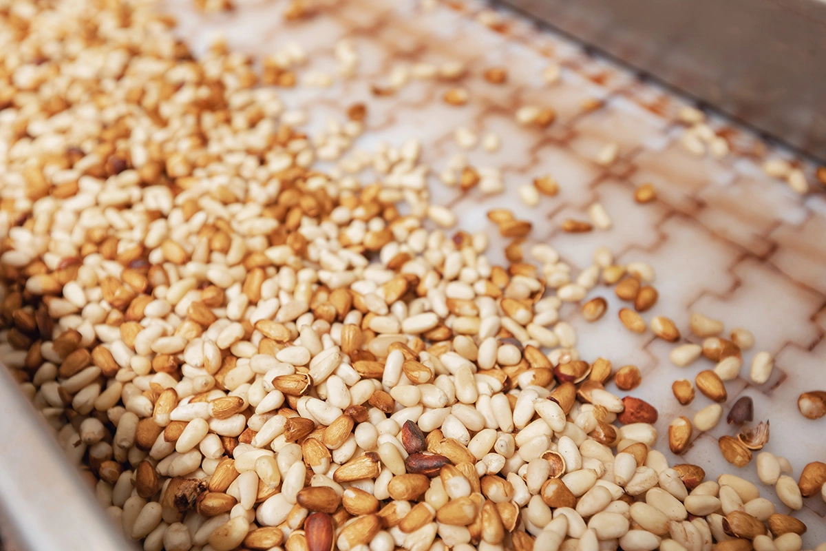 Орехи здесь не сушат в промышленных печах, а аккуратно досушивают на открытом воздухе, чтобы сохранить маслянистую текстуру и тонкий хвойный аромат