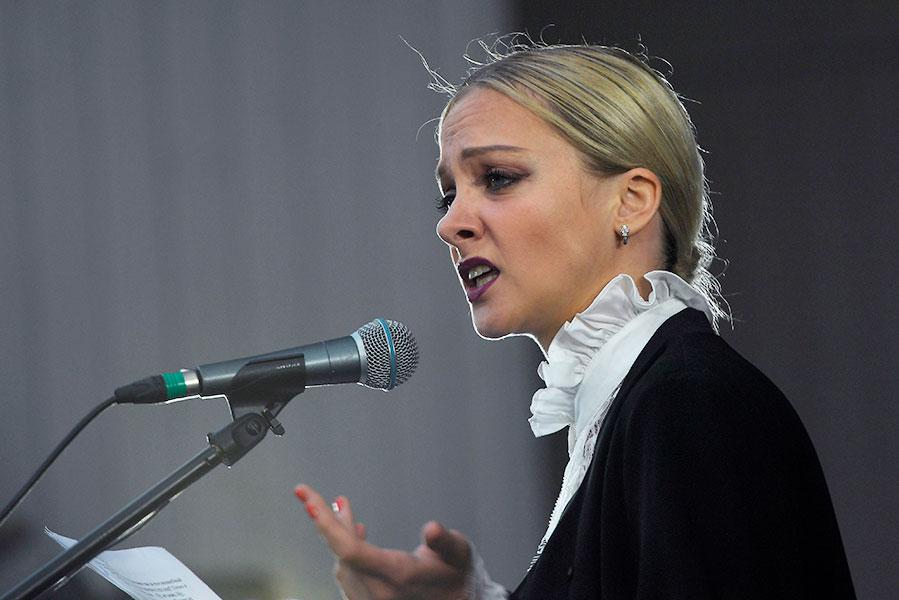 Актриса Полина Максимова выступает на городском фестивале «БеспринцЫпные чтения» в саду «Эрмитаж» в Москве, 2017 год