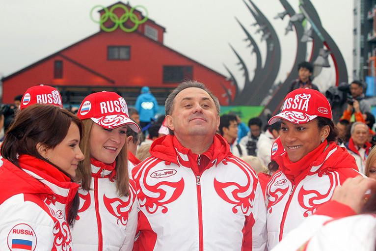 Министр спорта, туризма и молодежной политики РФ Виталий Мутко c членами женской сборной России по керлингу перед началом церемонии поднятия российского флага на центральной площади Олимпийской деревни