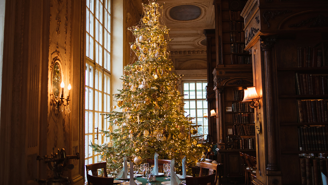 Хвоя, шарики и гирлянды: как оформили московские рестораны к Новому году