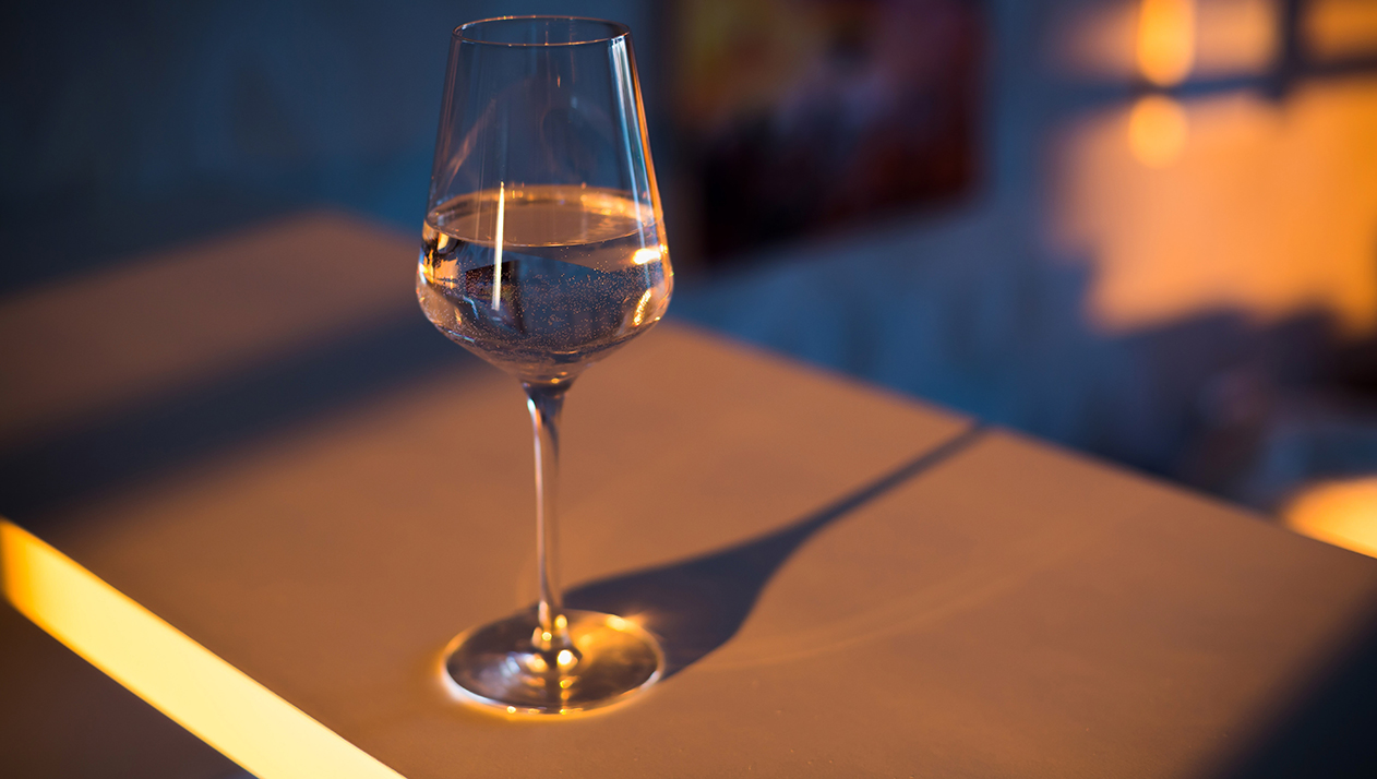 Как свет и бактерии могут помочь виноделам найти скоропортящееся вино