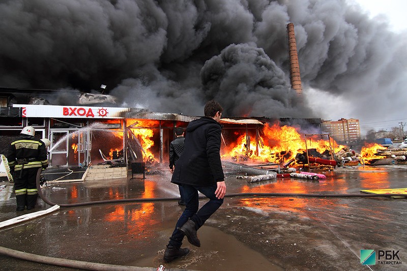 В Казани горит торговый комплекс "Адмирал"