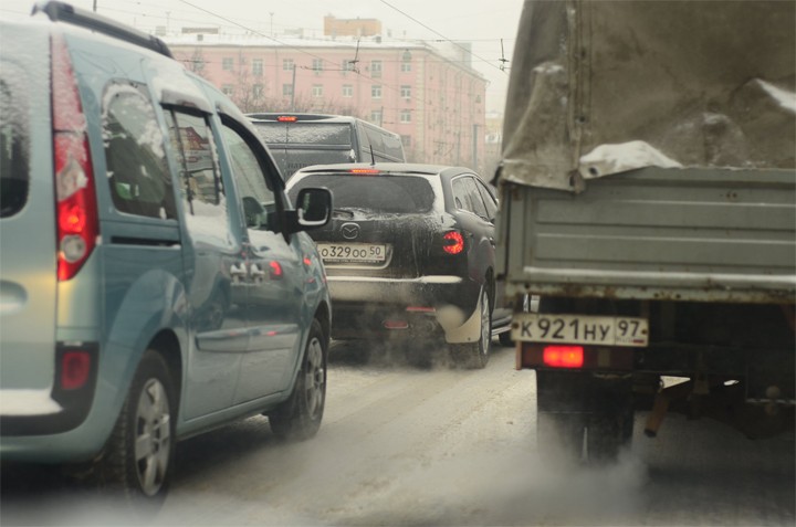 Зима на 10%: власти Москвы просят автомобилистов отказаться от поездок