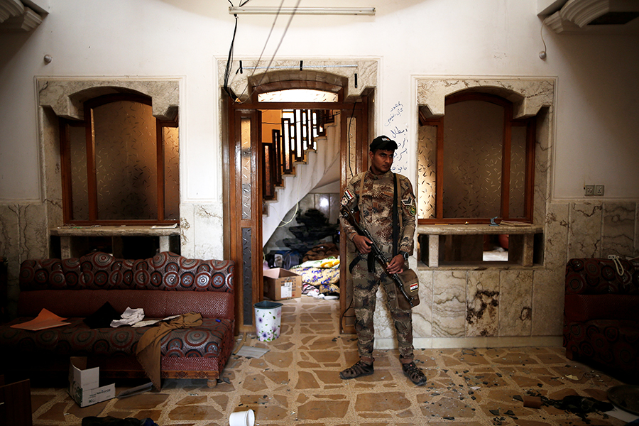 Солдат иракской армии в&nbsp;доме в&nbsp;Мосуле, который, как&nbsp;оказалось, использовался террористами в&nbsp;качестве&nbsp;тюрьмы

