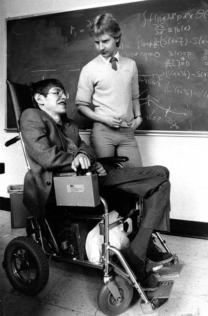 Ассистент Колин Уильямс со Стивеном Хокингом в Гарвардском университете в Кембридже, 1984