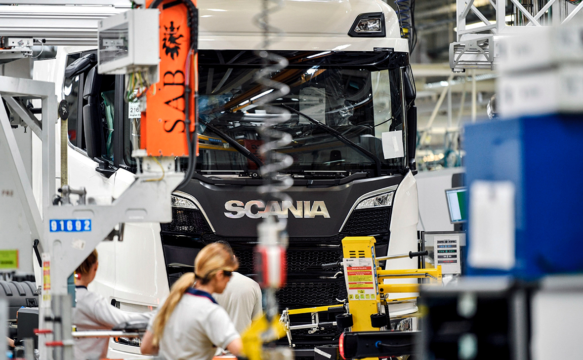 Сотрудники на производственной линии завода по производству Scania