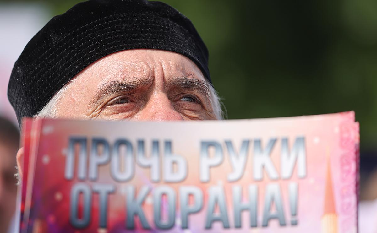 В Грозном прошел митинг из-за сожжения Корана в Волгограде