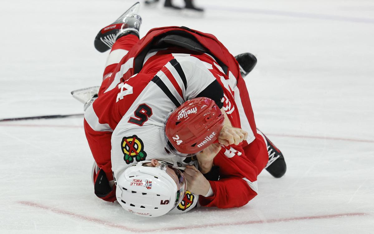 Россиянин во второй игре НХЛ подряд подрался в отместку за партнера