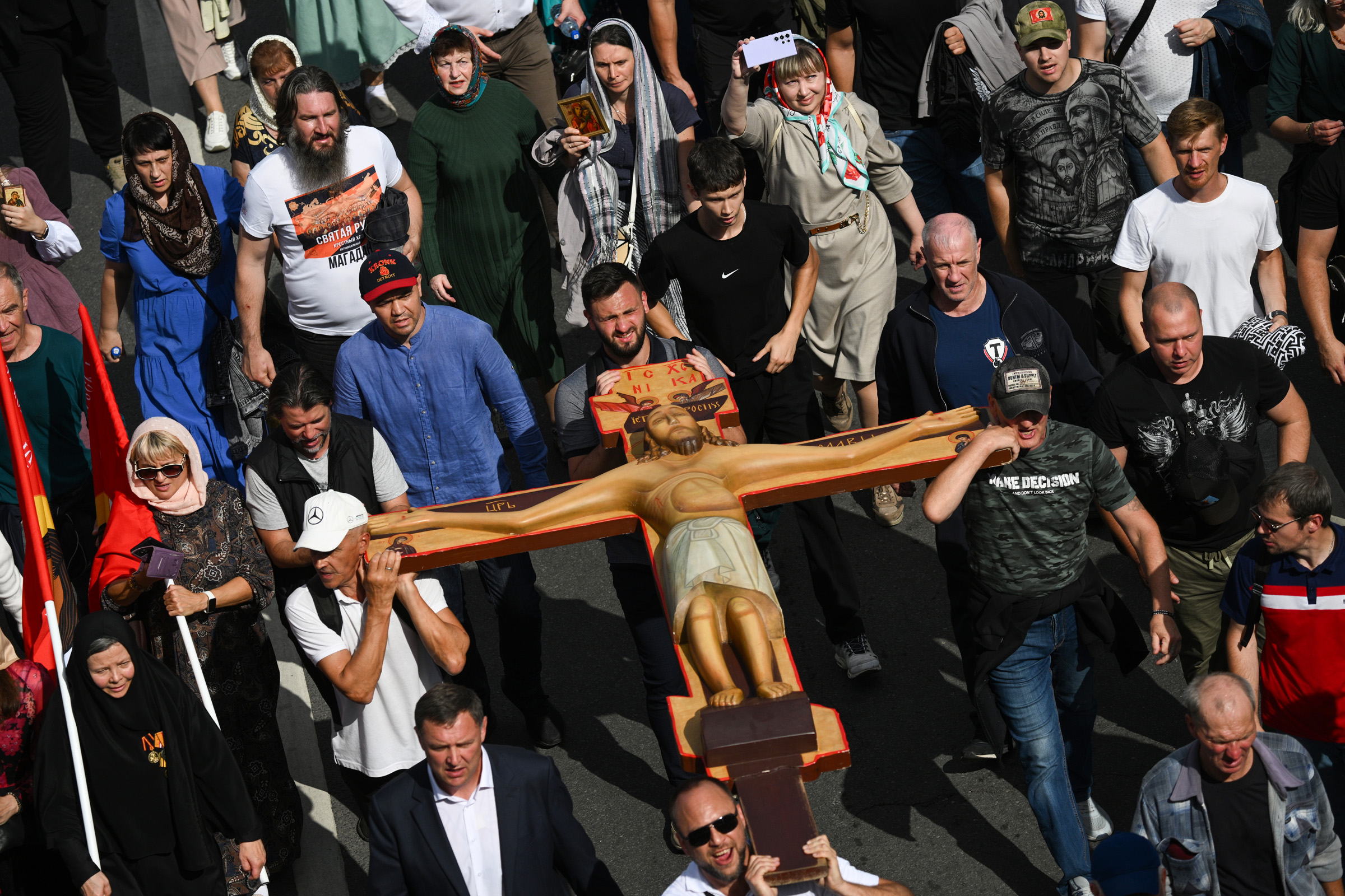 Верующие несут распятие во время&nbsp;общемосковского крестного хода.