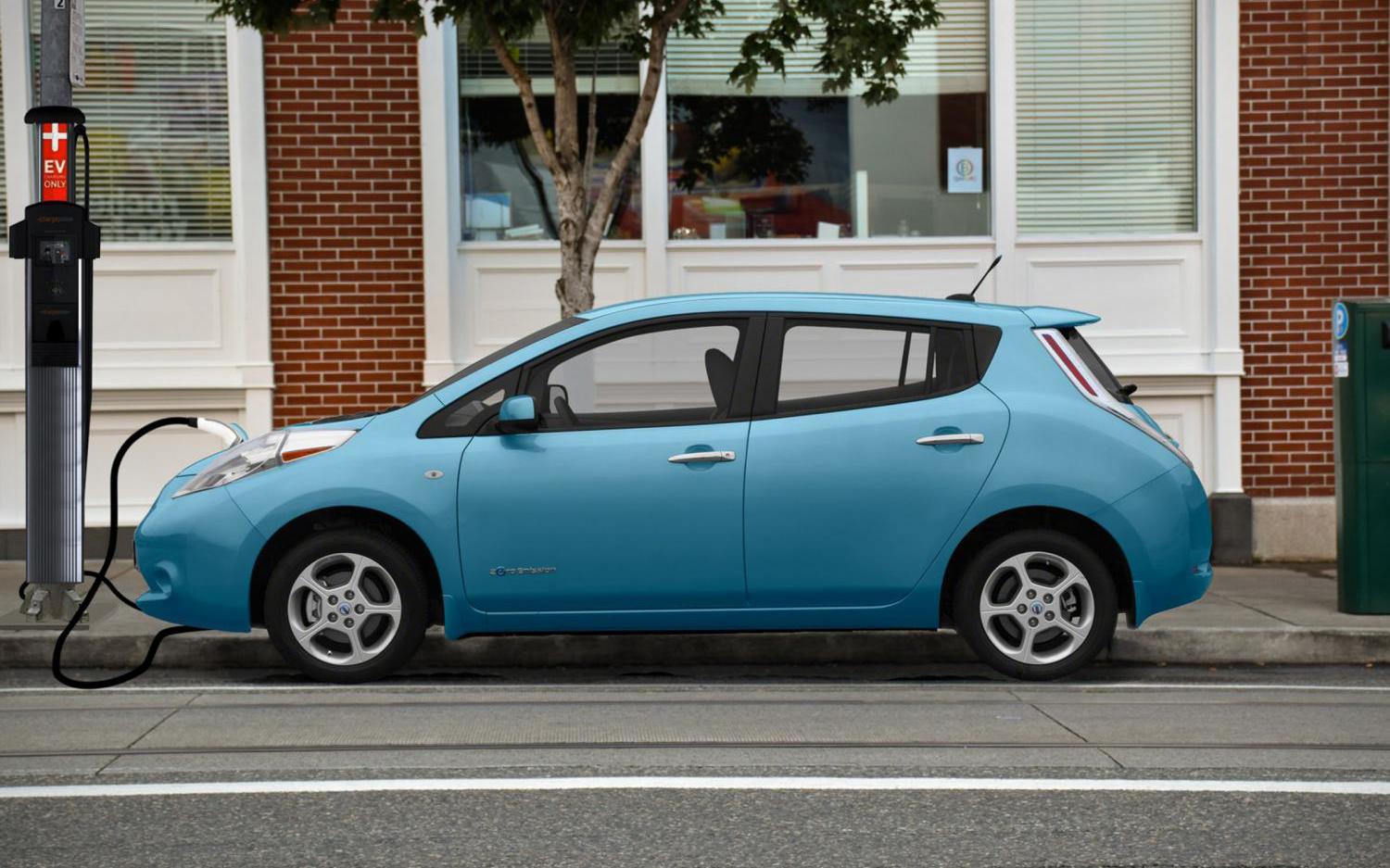 Преобразованный в зарядную станцию уличный фонарь на одной из улиц Канзас-Сити