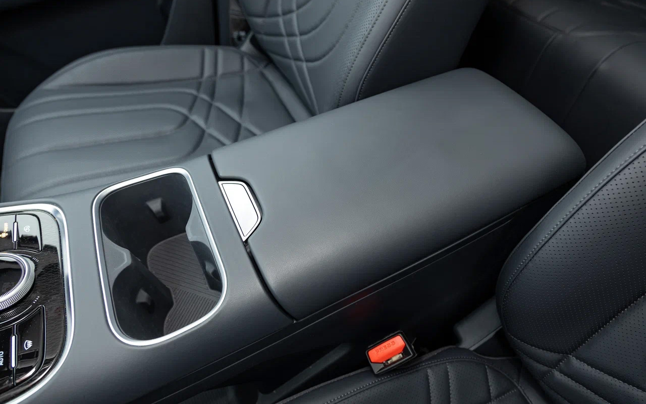 Подстаканники в гибридном Geely EX5 сместились ближе к подлокотнику