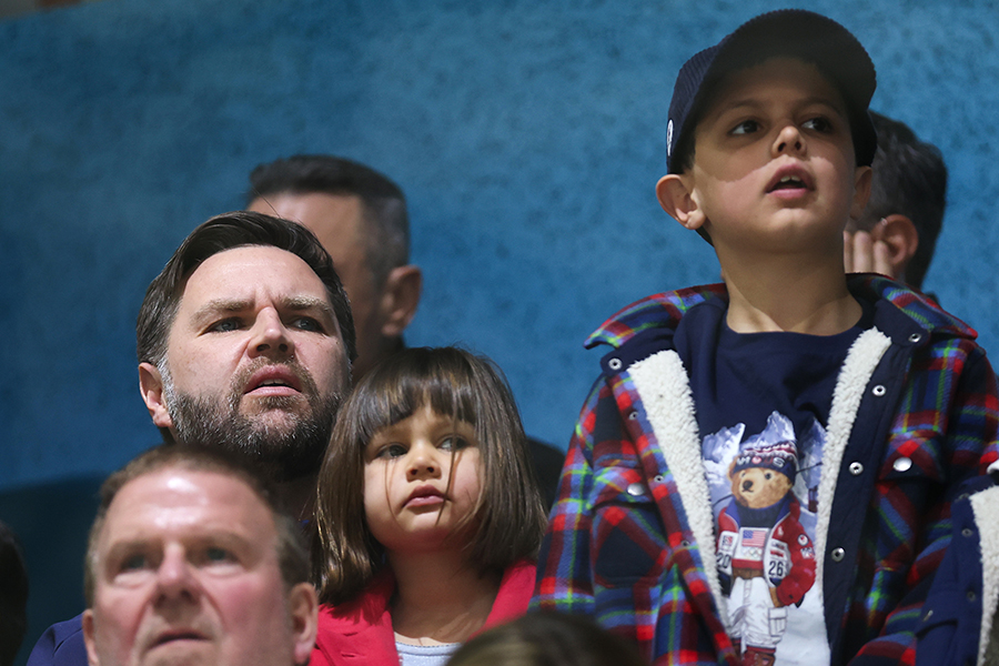 Вице-президент США Джей Ди Вэнс, его дочь Мирабель и сын Юэн наблюдают за матчем