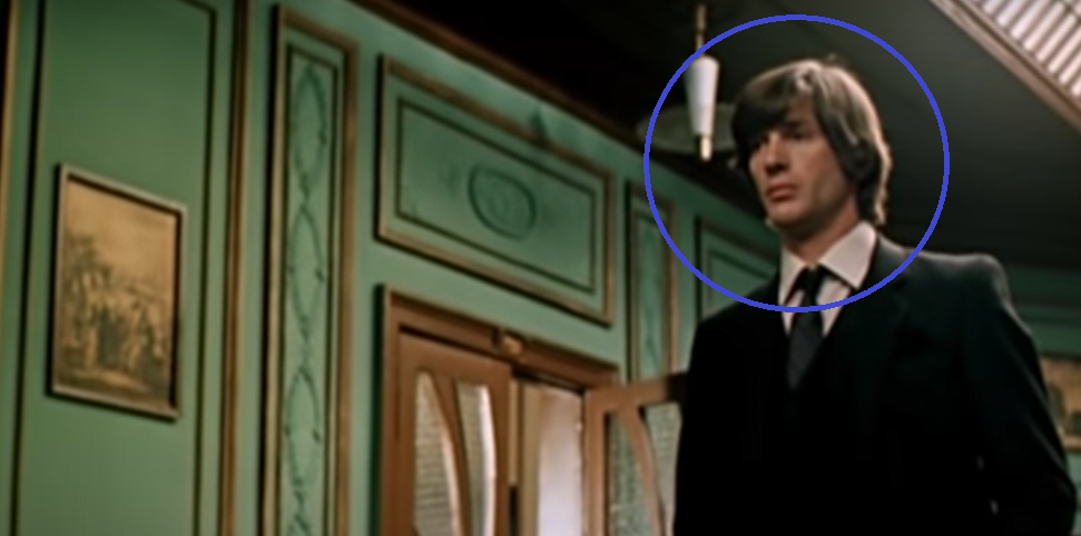 Прическа помощника снова изменилась, кадр из фильма «Ищите женщину»