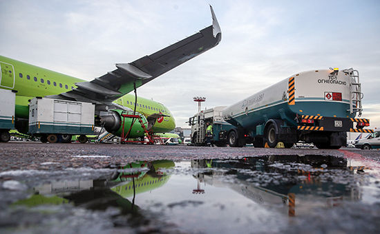 Заправка самолета с помощью автомобильного топливозаправщика в аэропорту Домодедово