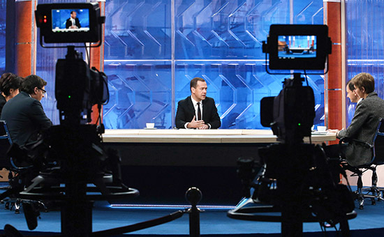 Премьер-министр России Дмитрий Медведев (в центре) во&nbsp;время интервью, посвященного итогам работы правительства в&nbsp;текущем году, журналистам пяти российских телеканалов в&nbsp;студии телецентра &laquo;Останкино&raquo;