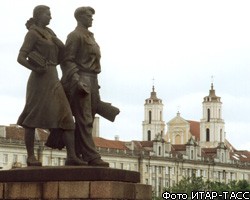 Мэр Вильнюса пообещал снести советские скульптуры
