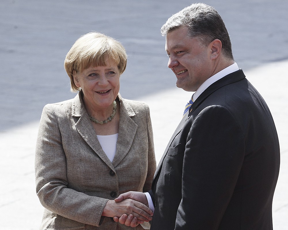 Федеральный канцлер Германии Ангела Меркель и президент Украины Петр Порошенко во время встречи