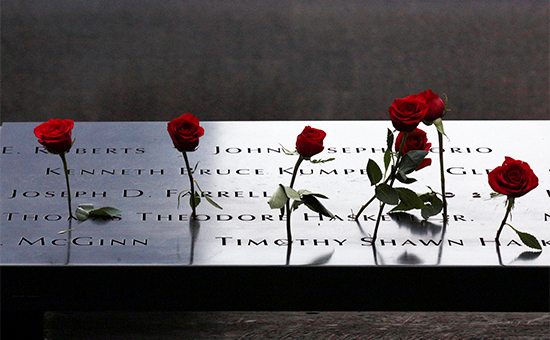 Цветы на&nbsp;табличке с&nbsp;именами погибших в&nbsp;результате&nbsp;терактов 11 сентября
