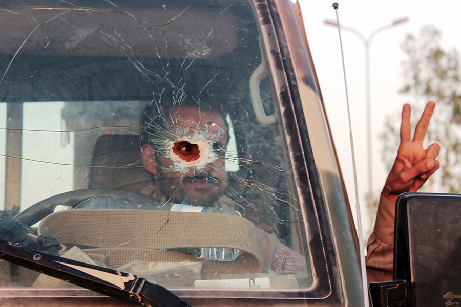 На фото: йеменский солдат в&nbsp;машине с&nbsp;пробитым пулей стеклом в&nbsp;городе Мариб&nbsp;&mdash;&nbsp;административном центре одноименной мухафазы, 15 октября 2015 года