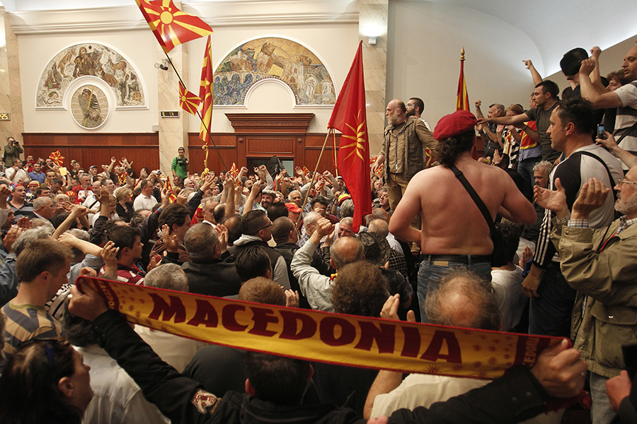Участники протестной акции ворвались в здание парламента в Скопье, Македония



