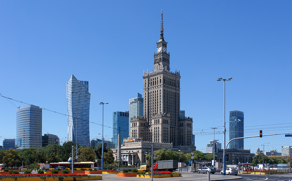 Вид на здание Дворца культуры и науки в Варшаве
