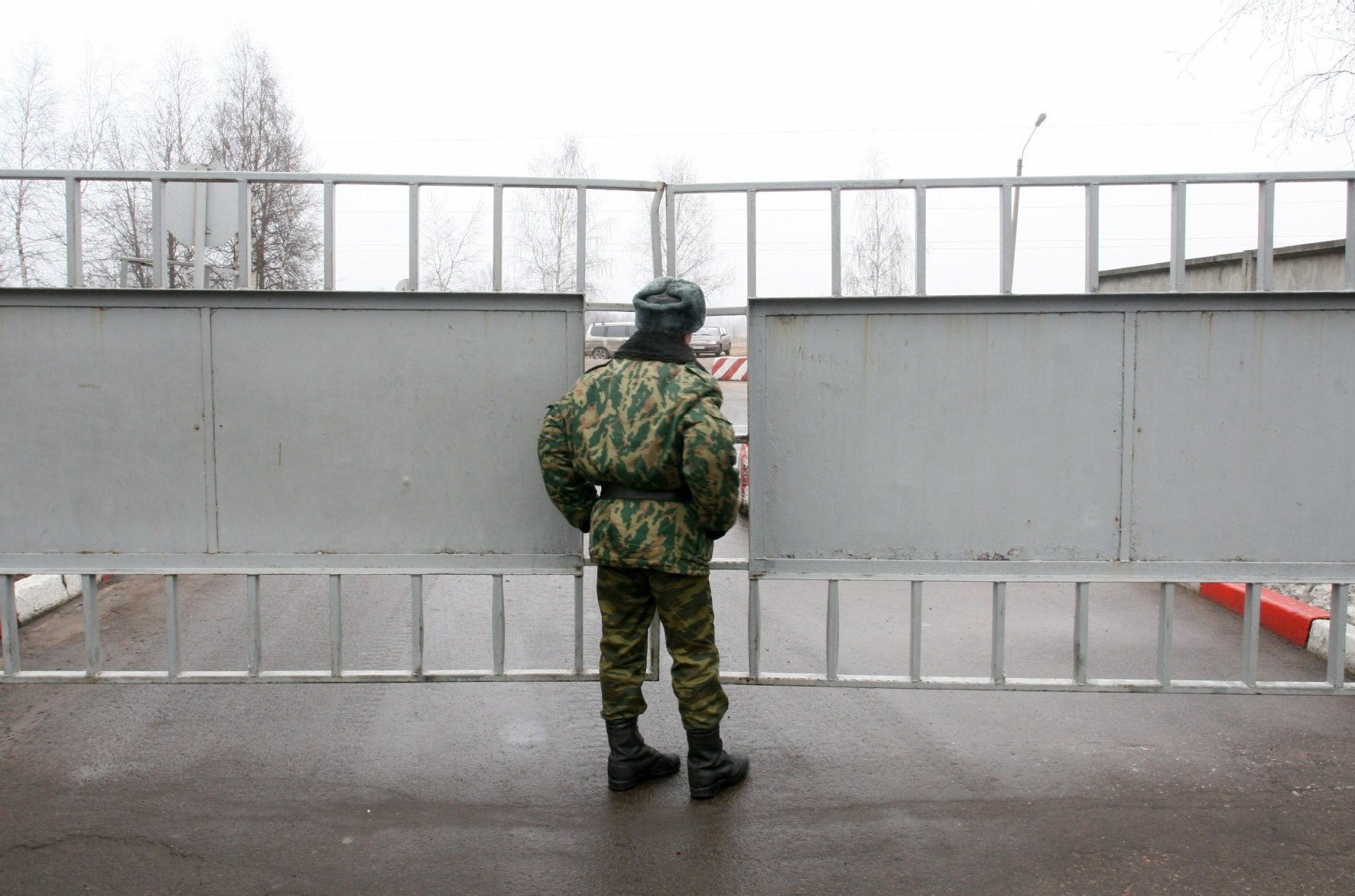 Про сбежавшего солдата. Ворота воинской части. Контрольно пропускной пункт в армии. Ворота военной части. Самовольное оставление воинской части.