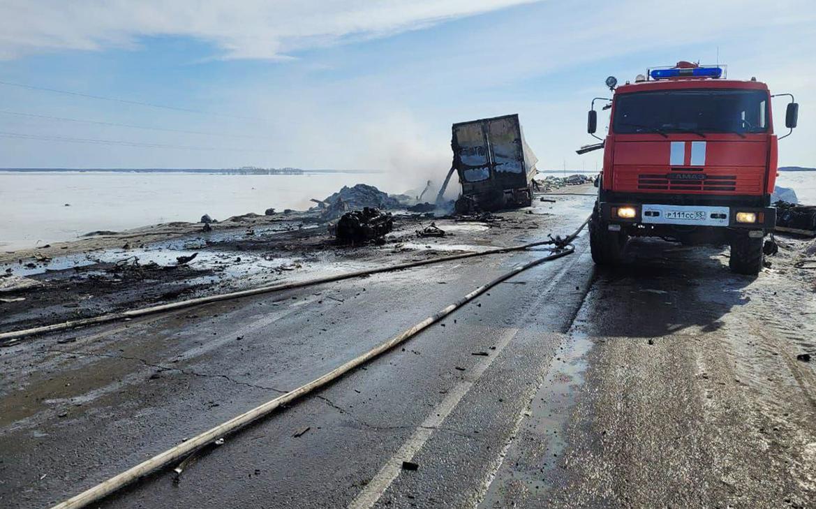 Семь человек погибли в ДТП с двумя грузовиками в Омской области — РБК