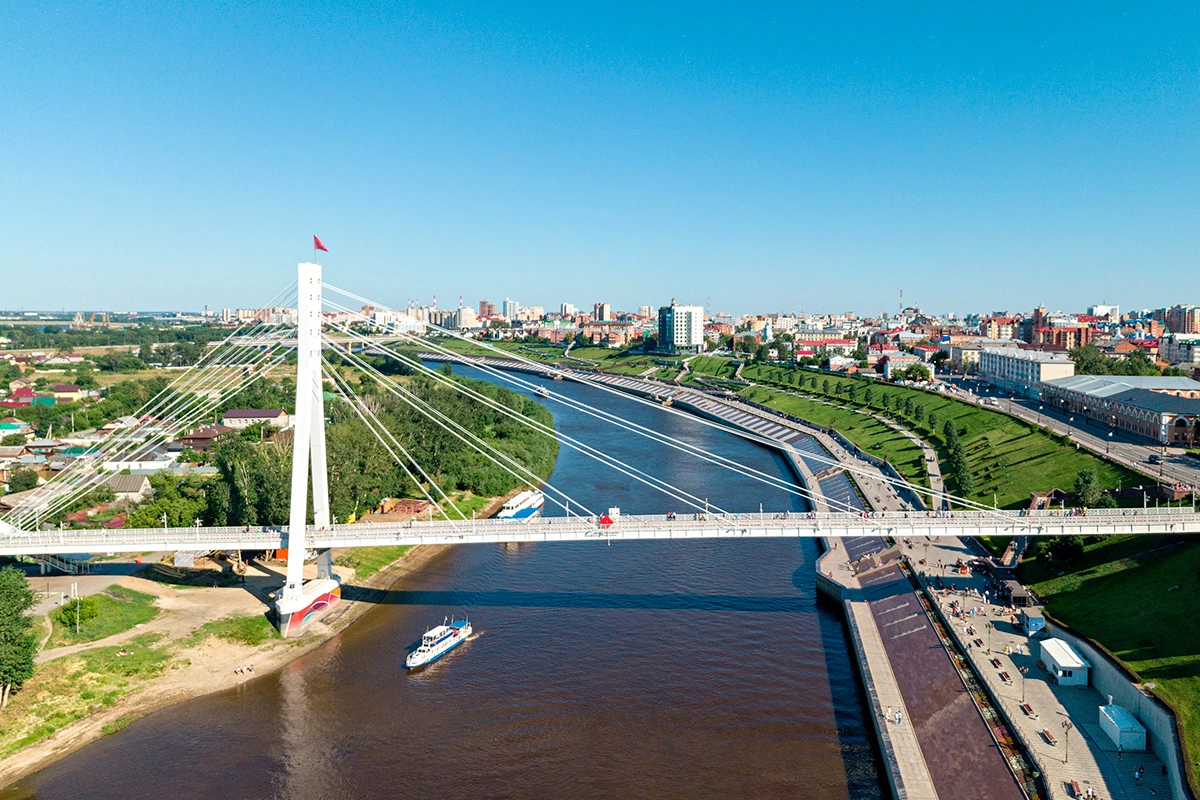 Река Тура протекает через Тюмень и делит город на две части